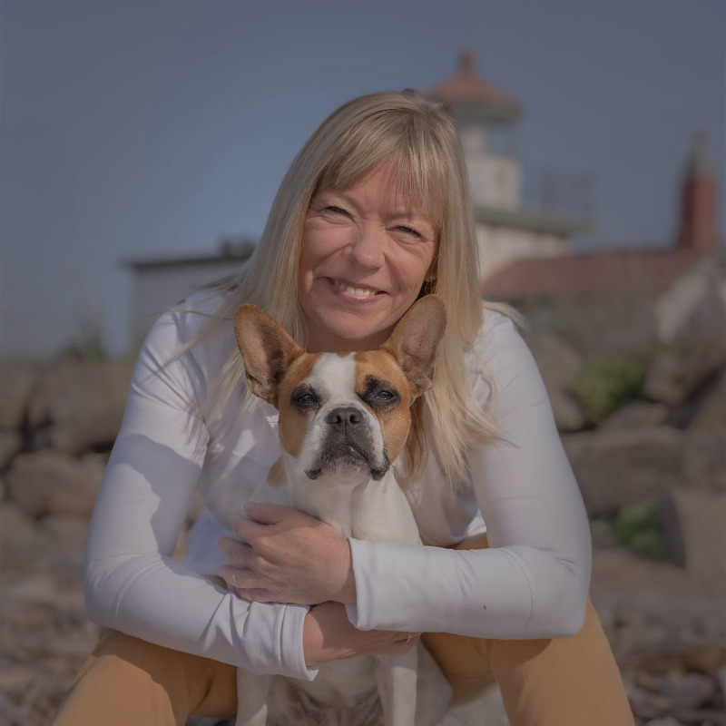 Tina2025Headshot-800x800